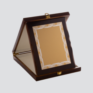 درع بإطار عرض خشبي مع صندوق عرض خشبي