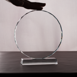 درع زجاجي كريستالي تكريمي شكل دائري مع قاعدة مستطيلة